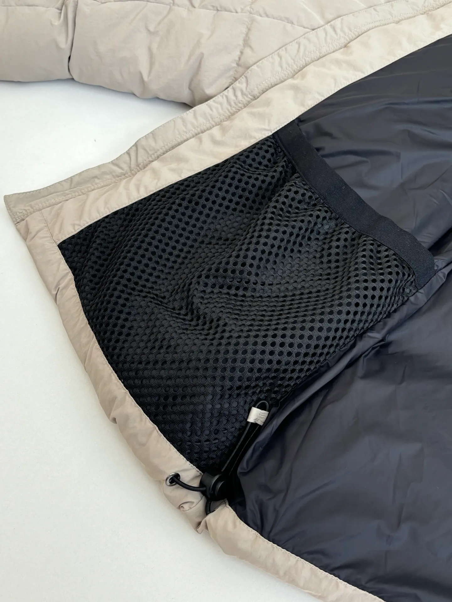 P1010 Canada Goos*/Big Goose Rubber Label Matte Down Jacket The fabric is made of high-quality protective nylon fabric, 90 national standard high-quality white duck down: selected high-fill power velvet, light and warm, with excellent temperature locking performance and good resilience. Three-dimensional quilting technology and precision thread reinforcement prevent lint from being drilled and ensure that the fluffy and resilient elasticity lasts like new.  Size：S/M/L/XL